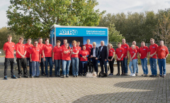 „Familienfoto“ der Belegschaft von Astro Motoren: Hier freut sich das Team über die Trophäe zum „Großen Preis des Mittelstands“. Foto: Britta Pohl